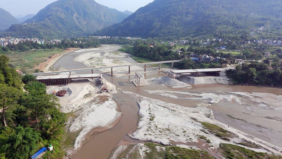 दैनिक एक सय ३० कामदार खटाएर मादी पुल निर्माण गरिँदै