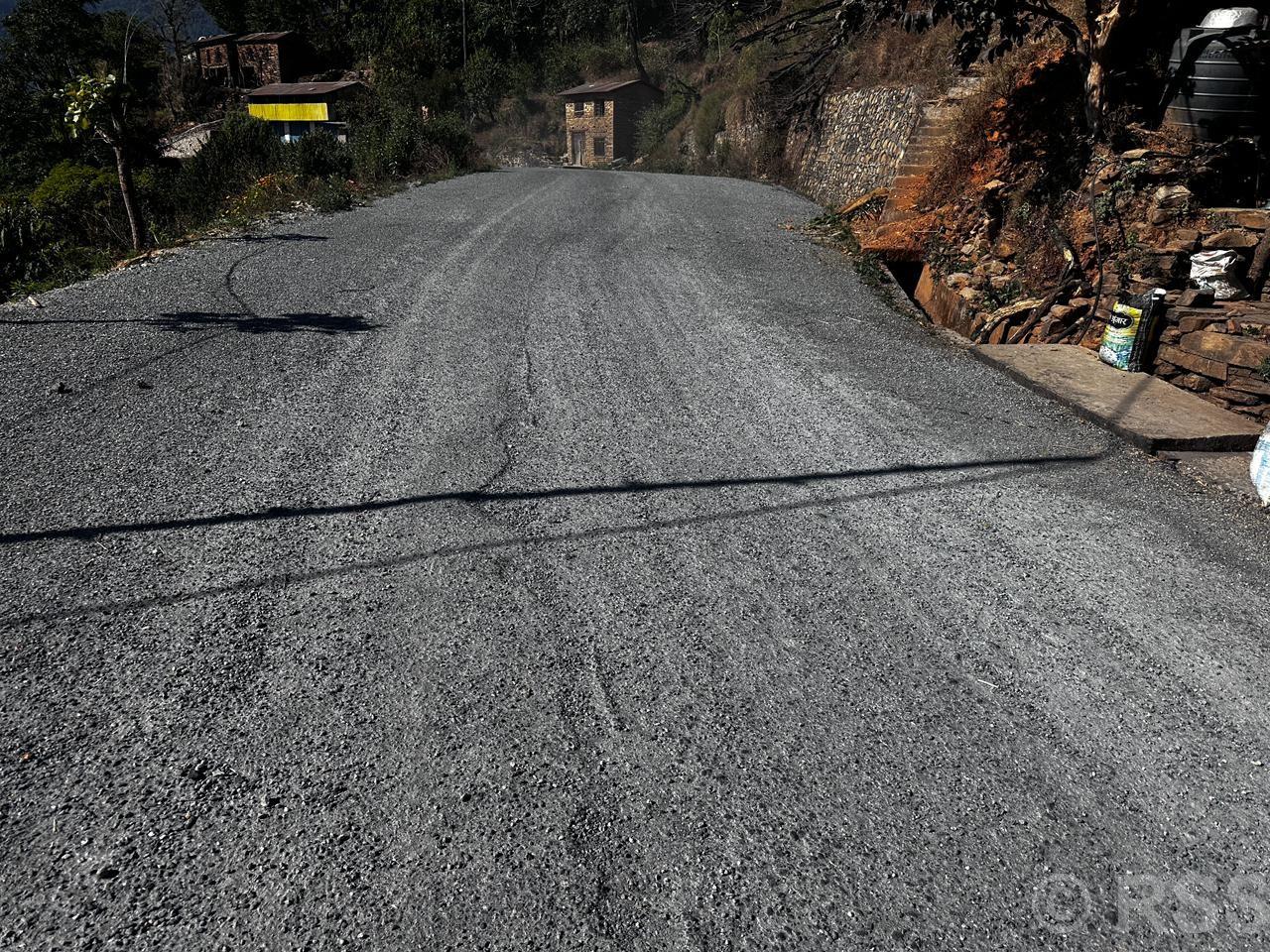 रत्नेचौर–भकुण्डे सडकः योजना पुरा नहँुदै कालोपत्र सडकमा खाल्डा पर्न थाल्यो